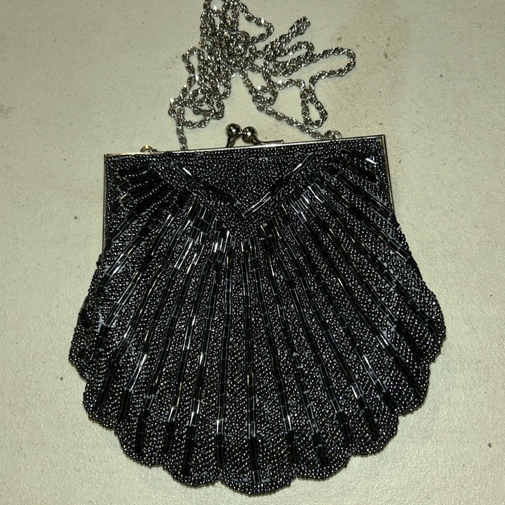 Black shell shaped clutch with chain strap. - Picture 2 of 4